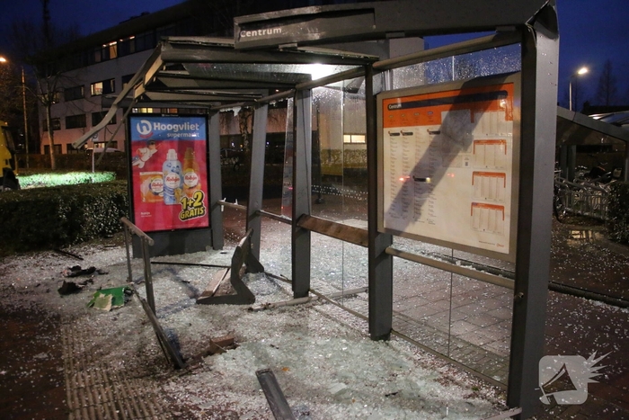 Flinke ravage na aanrijding tussen bus en bushalte