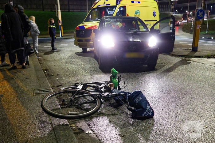 Fietser aangereden door auto