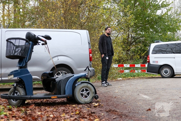 Man met scootmobiel te water