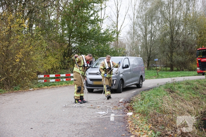 Man met scootmobiel te water