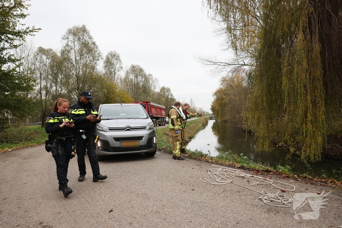 Man met scootmobiel te water