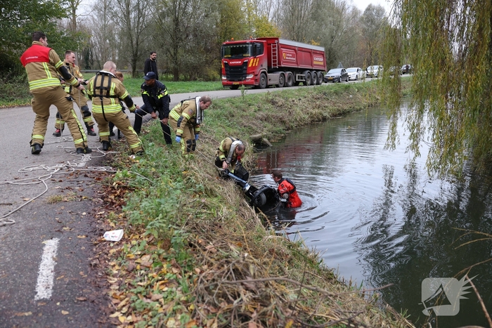 Man met scootmobiel te water
