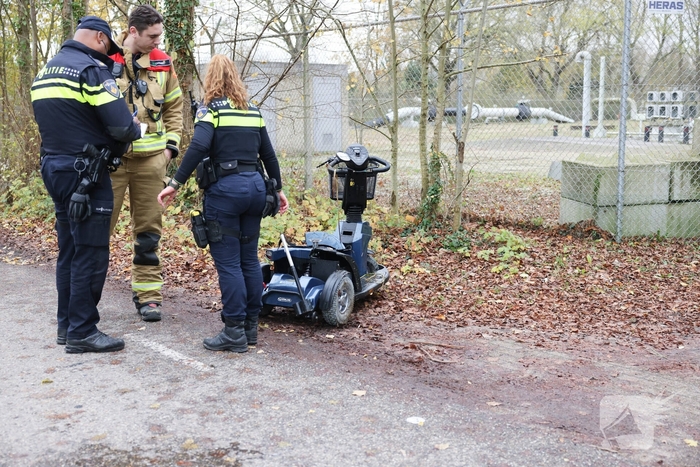 Man met scootmobiel te water