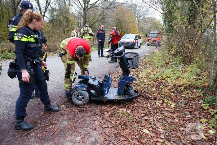 Man met scootmobiel te water