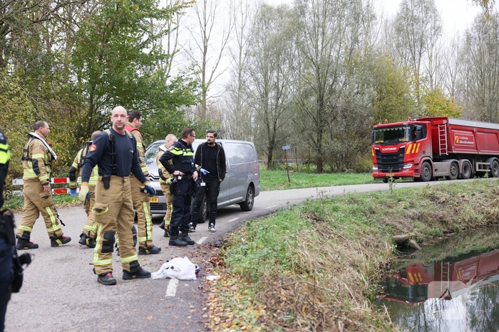 Man met scootmobiel te water