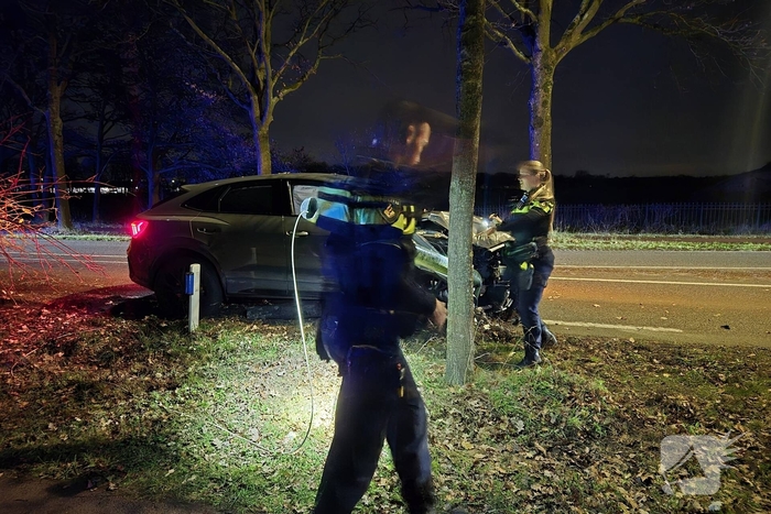 Inhaalactie eindigt in botsing met boom