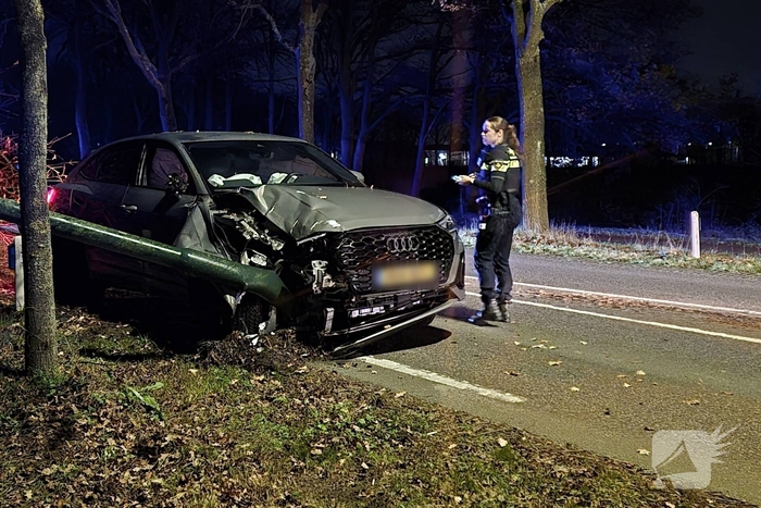 Inhaalactie eindigt in botsing met boom