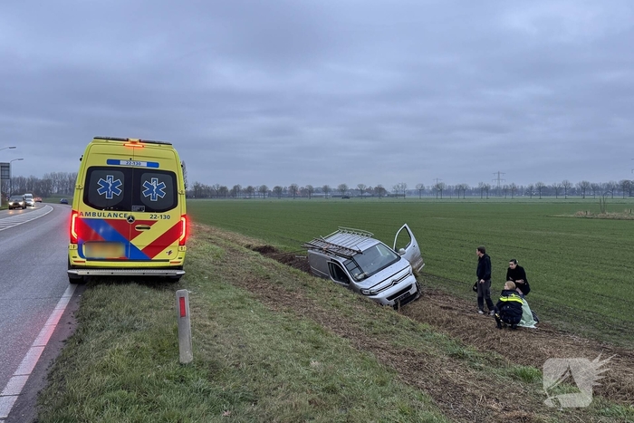 Bestelbus belandt in sloot na eenzijdig ongeval