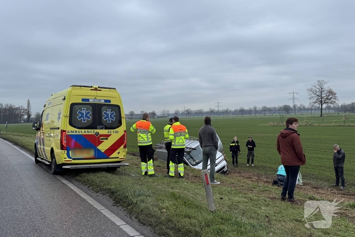 Bestelbus belandt in sloot na eenzijdig ongeval