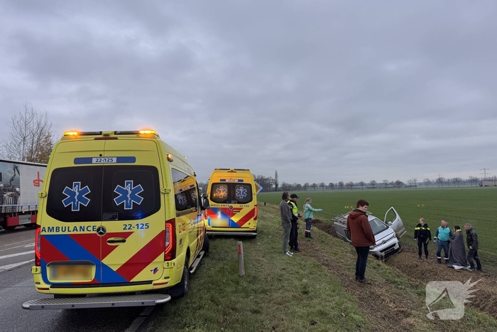 Bestelbus belandt in sloot na eenzijdig ongeval