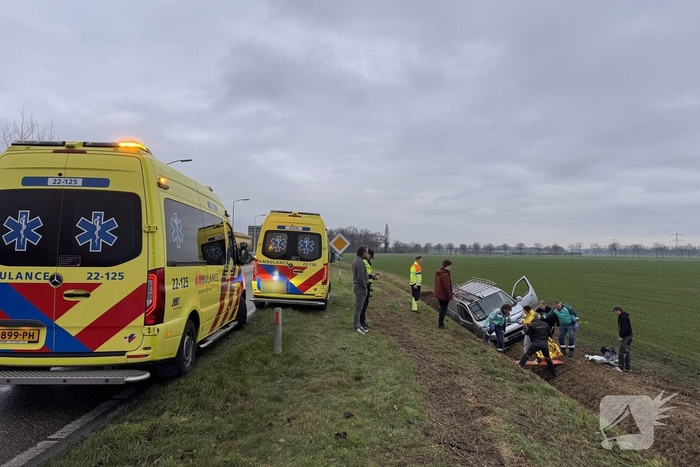 Bestelbus belandt in sloot na eenzijdig ongeval