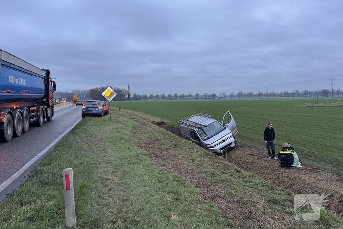 Bestelbus belandt in sloot na eenzijdig ongeval