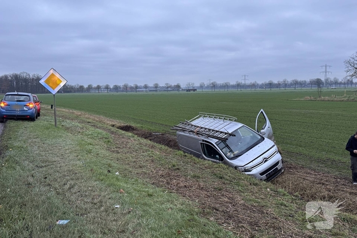 Bestelbus belandt in sloot na eenzijdig ongeval