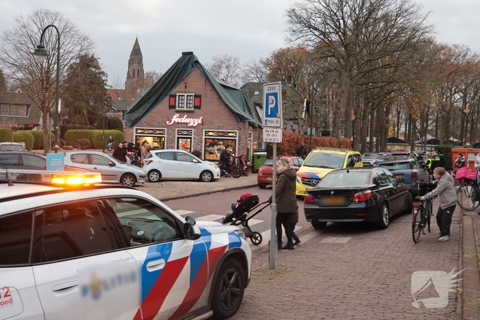 Aanrijding tussen auto en kind zorgt voor verkeersopstopping