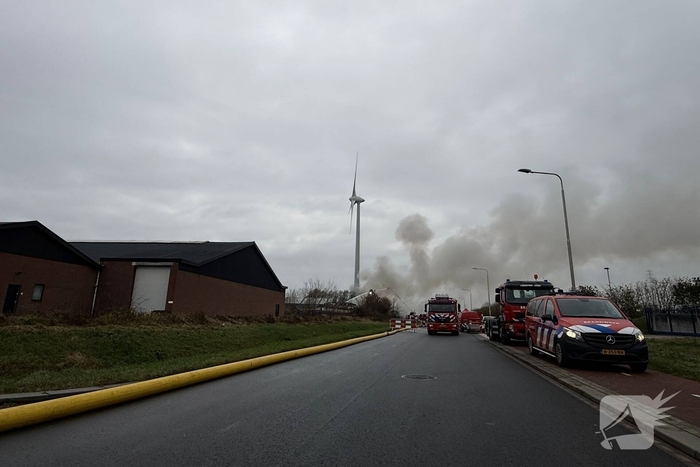 Buitenbrand in metaalbedrijf vergt grote inzet