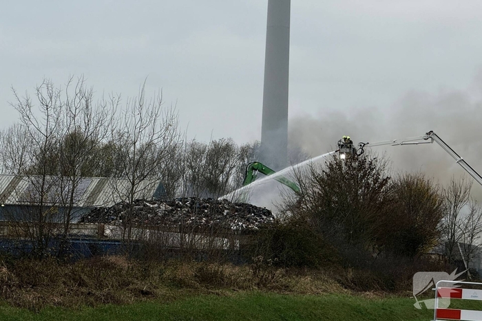 Buitenbrand in metaalbedrijf vergt grote inzet