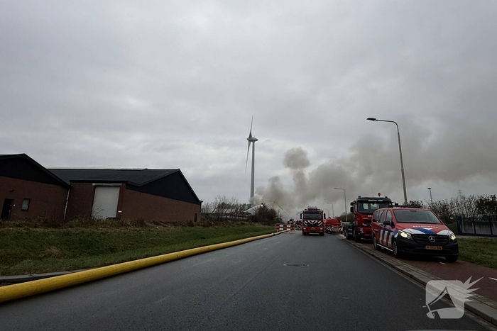 Buitenbrand in metaalbedrijf vergt grote inzet