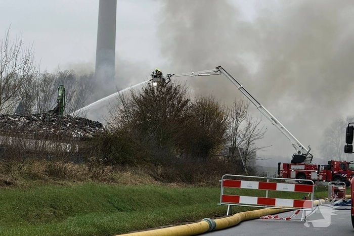 Buitenbrand in metaalbedrijf vergt grote inzet