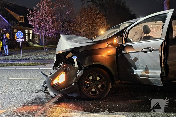 Zware aanrijding leidt tot gewonden en afsluiting van de weg