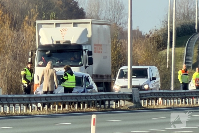 Auto botst tegen vangrail op drukke weg