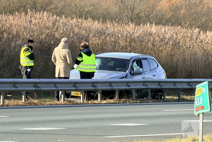 Auto botst tegen vangrail op drukke weg