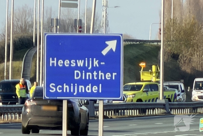 Auto botst tegen vangrail op drukke weg