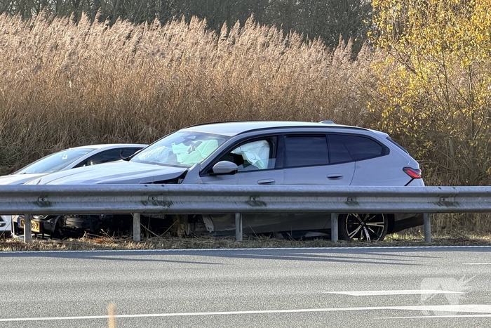 Auto botst tegen vangrail op drukke weg