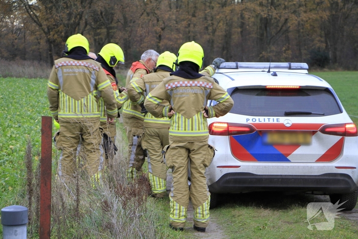 Brandweer en politie redden ree uit poel