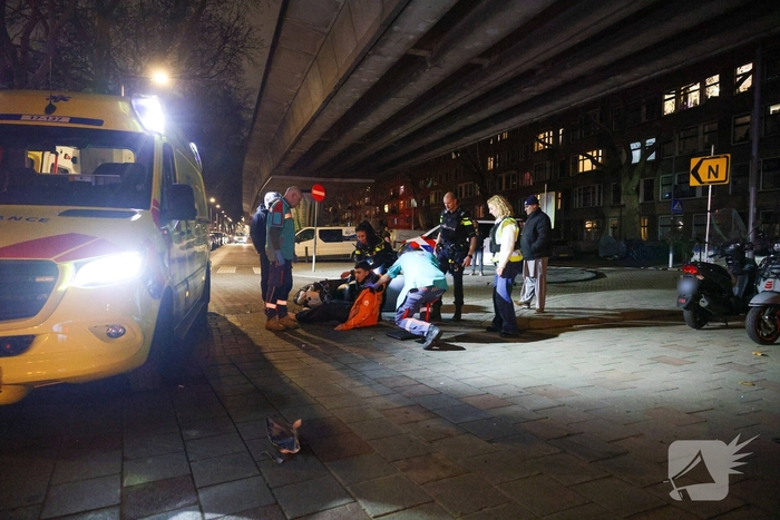 Scooterbezorger gewond na aanrijding met auto