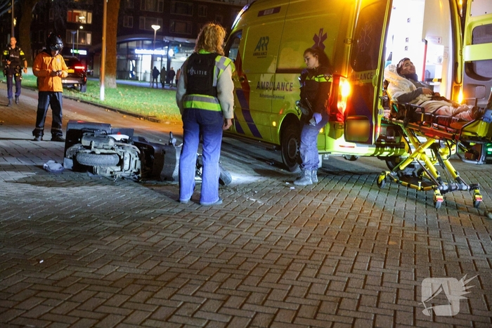Scooterbezorger gewond na aanrijding met auto