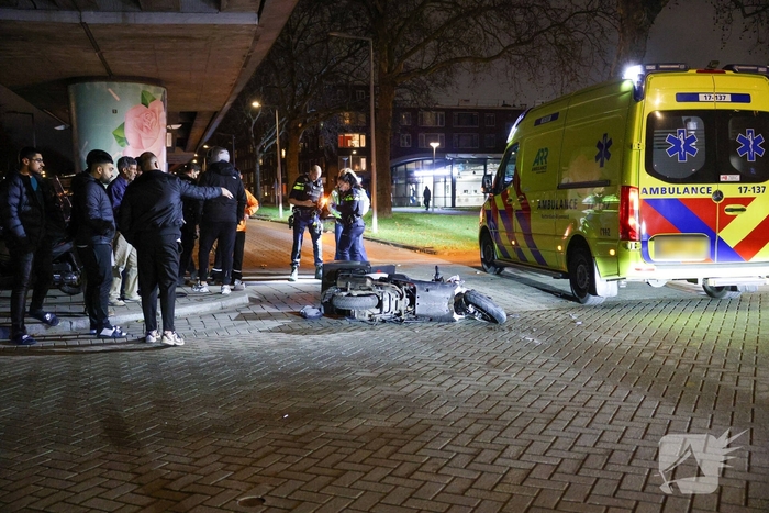 Scooterbezorger gewond na aanrijding met auto