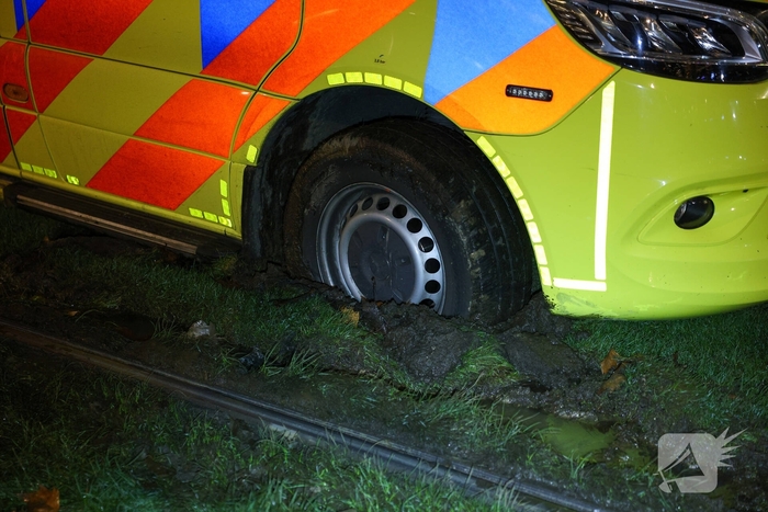 Ambulance vastgelopen tijdens inzet