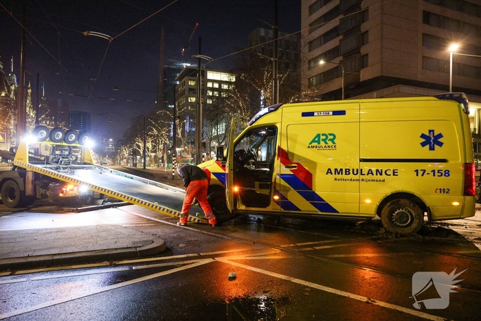 Ambulance vastgelopen tijdens inzet