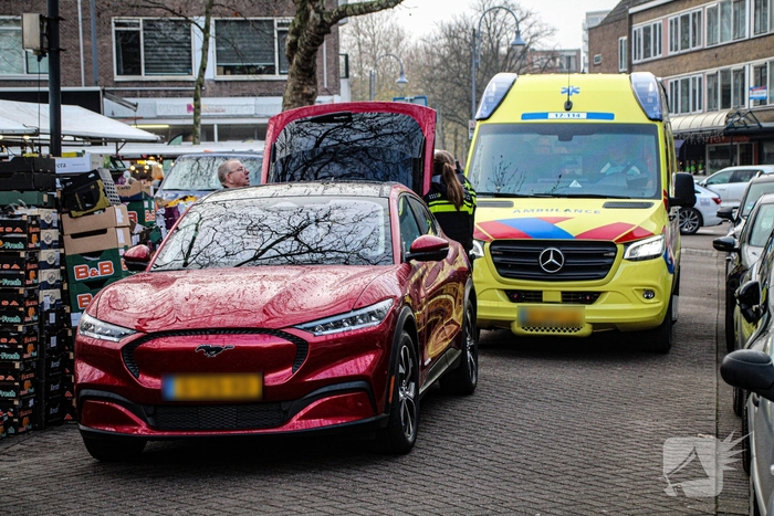 Vrouw aangereden bij ongeval met uitrijdende auto
