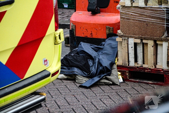 Vrouw aangereden bij ongeval met uitrijdende auto