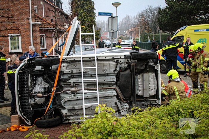 Auto komt op kant na ongeval