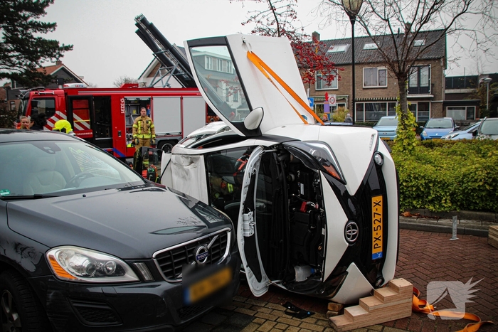 Auto komt op kant na ongeval