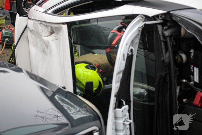 Auto komt op kant na ongeval