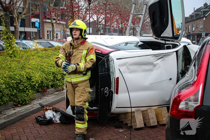 Auto komt op kant na ongeval