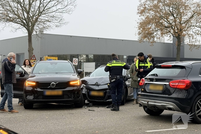 Auto's botsen op elkaar, één gewonde