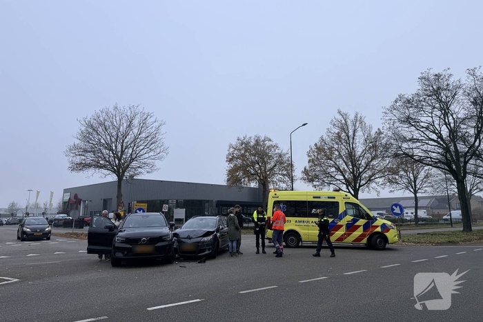 Auto's botsen op elkaar, één gewonde