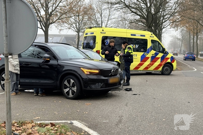 Auto's botsen op elkaar, één gewonde