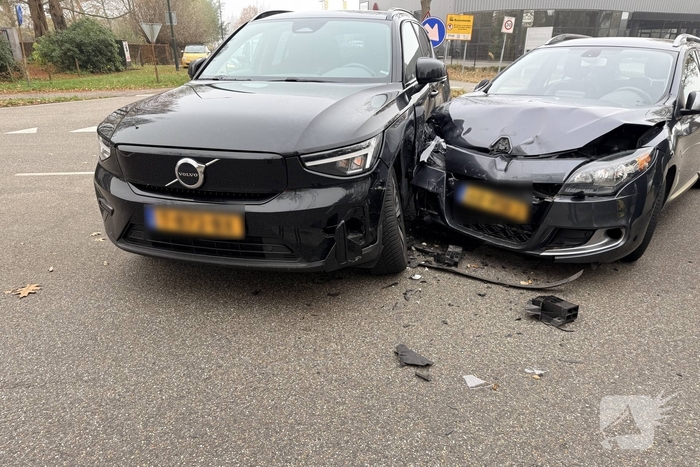 Auto's botsen op elkaar, één gewonde