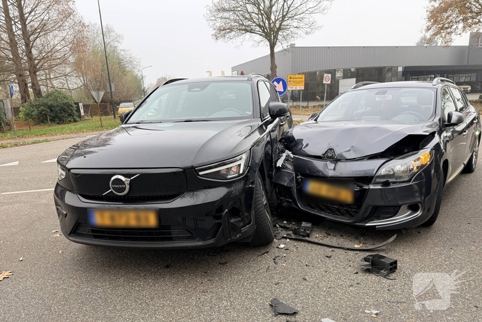 Auto's botsen op elkaar, één gewonde