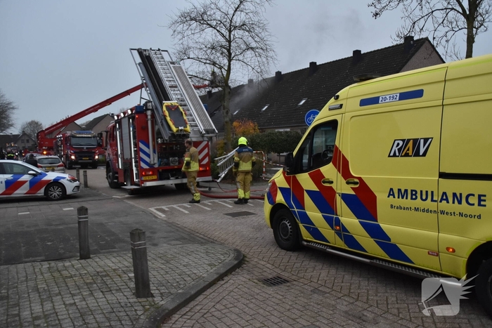 Brandweer sloopt dak om vlammen te doven