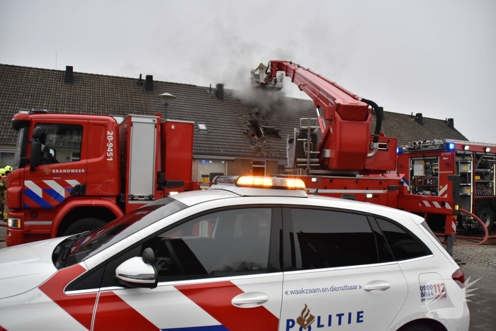 Brandweer sloopt dak om vlammen te doven