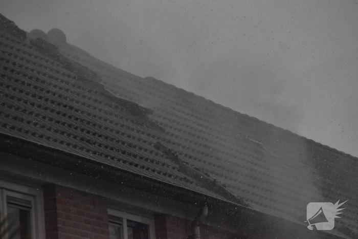 Brandweer sloopt dak om vlammen te doven