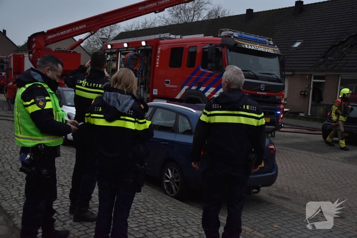 Brandweer sloopt dak om vlammen te doven