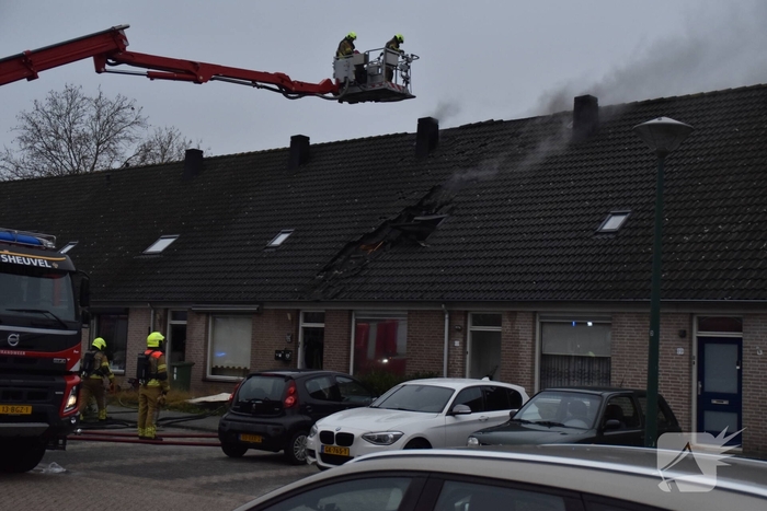 Brandweer sloopt dak om vlammen te doven