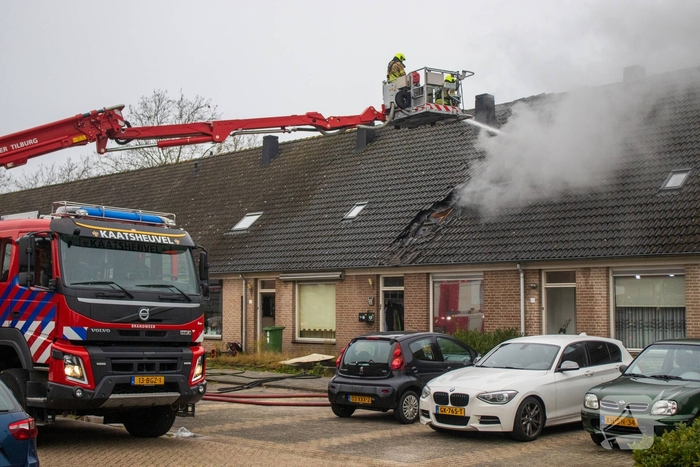 Brandweer sloopt dak om vlammen te doven